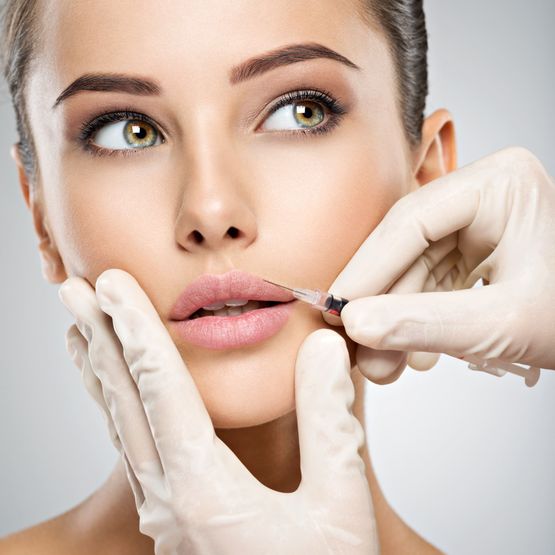 mujer con tratamiento para labios