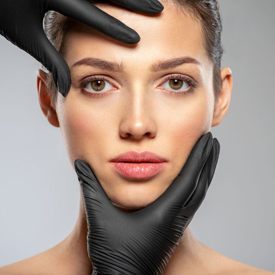 rostro de mujer con guantes de médico